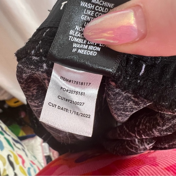 Torrid Flat Bermuda Shorts Crepe Ink Dot Plaid Black, size 16 - Picture 4 of 7